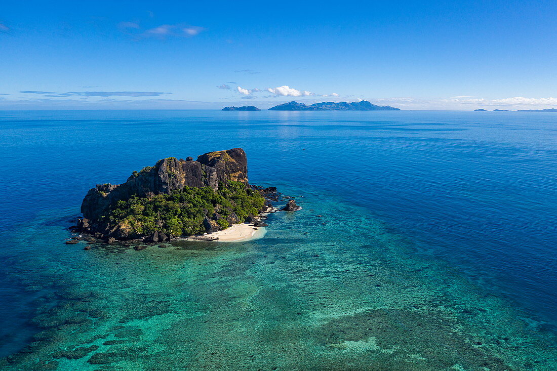 Luftaufnahme der Insel Vomo Lai Lai mit Inseln der Yasawa-Gruppe in der Ferne, Insel Little Vomo, Mamanuca-Gruppe, Fidschi, Südpazifik