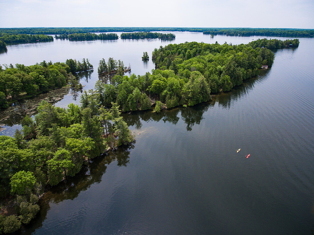Luftaufnahme von zwei Kajaks inmitten von Inseln auf Newboro Lake, nahe Newboro, Ontario, Kanada, Nordamerika