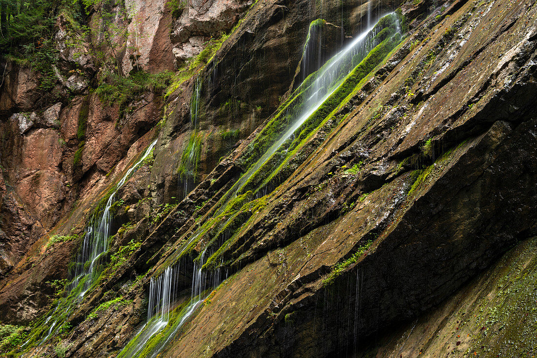 Wasserfall an Felsen, Wimbachklamm, Nationalpark Berchtesgaden, Berchtesgadener Land, Oberbayern, Bayern, Deutschland, Europa