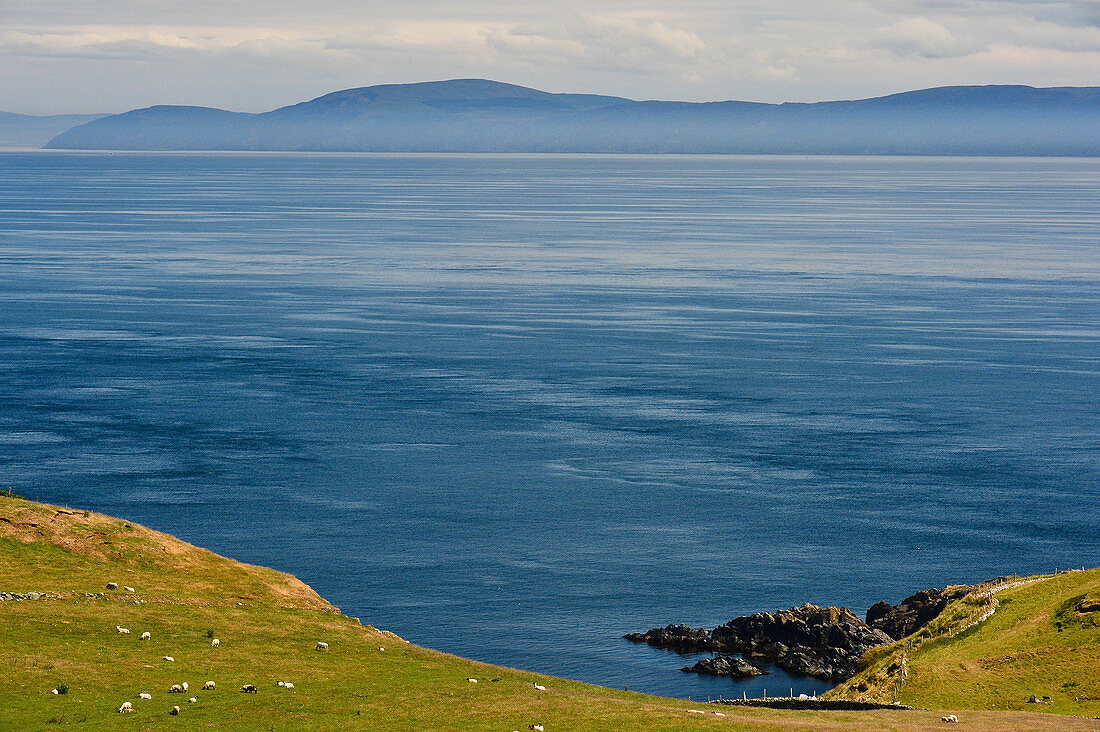 Blick auf Schottland in der Nähe von Ballycastle, County Antrim, Nordirland