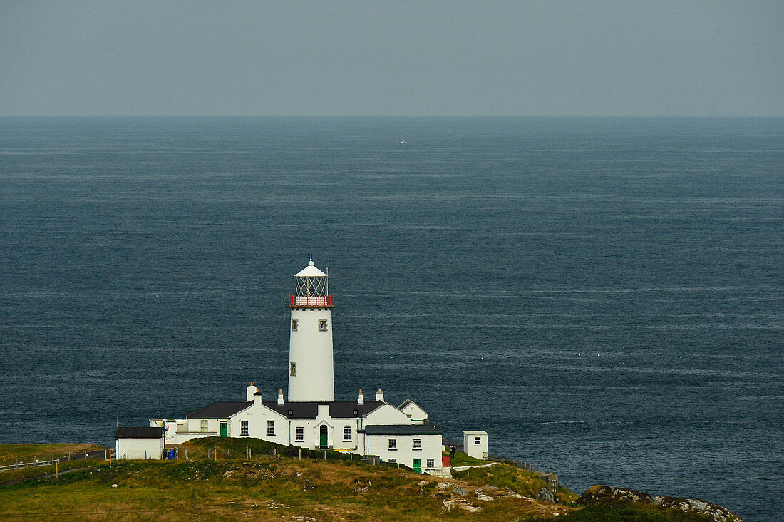 Fadan Head lighthouse mit Blick auf den Atlantik, County Donegal, Irland