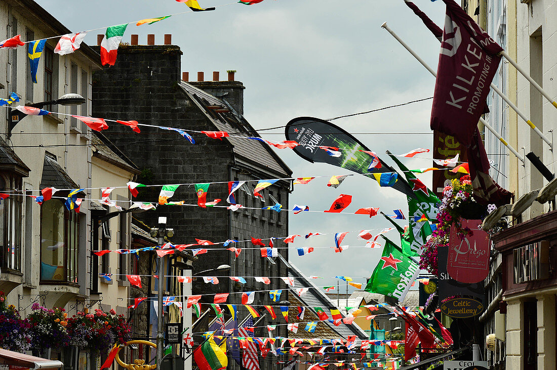 Bunte Strassendekoration während eines Festivals im Zentrum von Galway, Irland