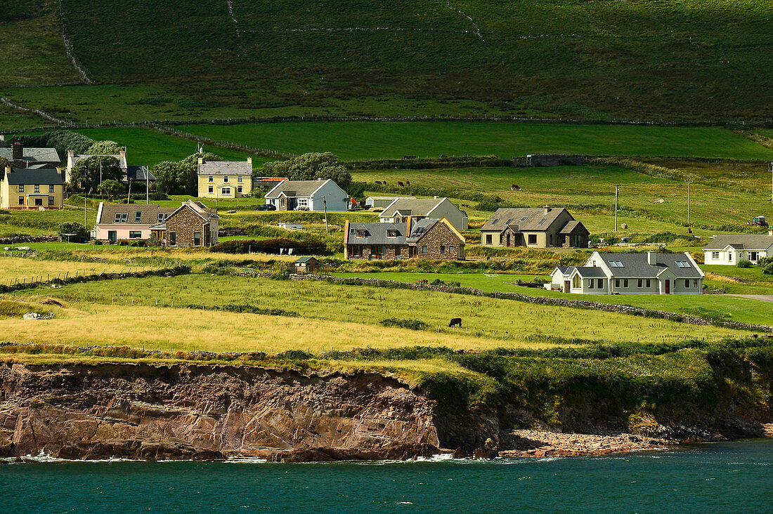 Häuser und Felsen an der Atlantikküste bei Feohanagh, County Kerry, Irland