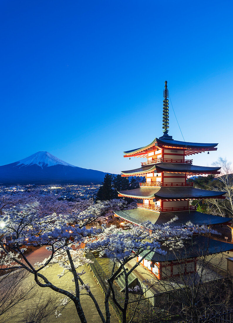 Kirschblüte in der Chureito-Pagode im Arakurayama Sengen Park und auf dem Berg Fuji, 3776 m, UNESCO-Weltkulturerbe, Präfektur Yamanashi, Honshu, Japan, Asien