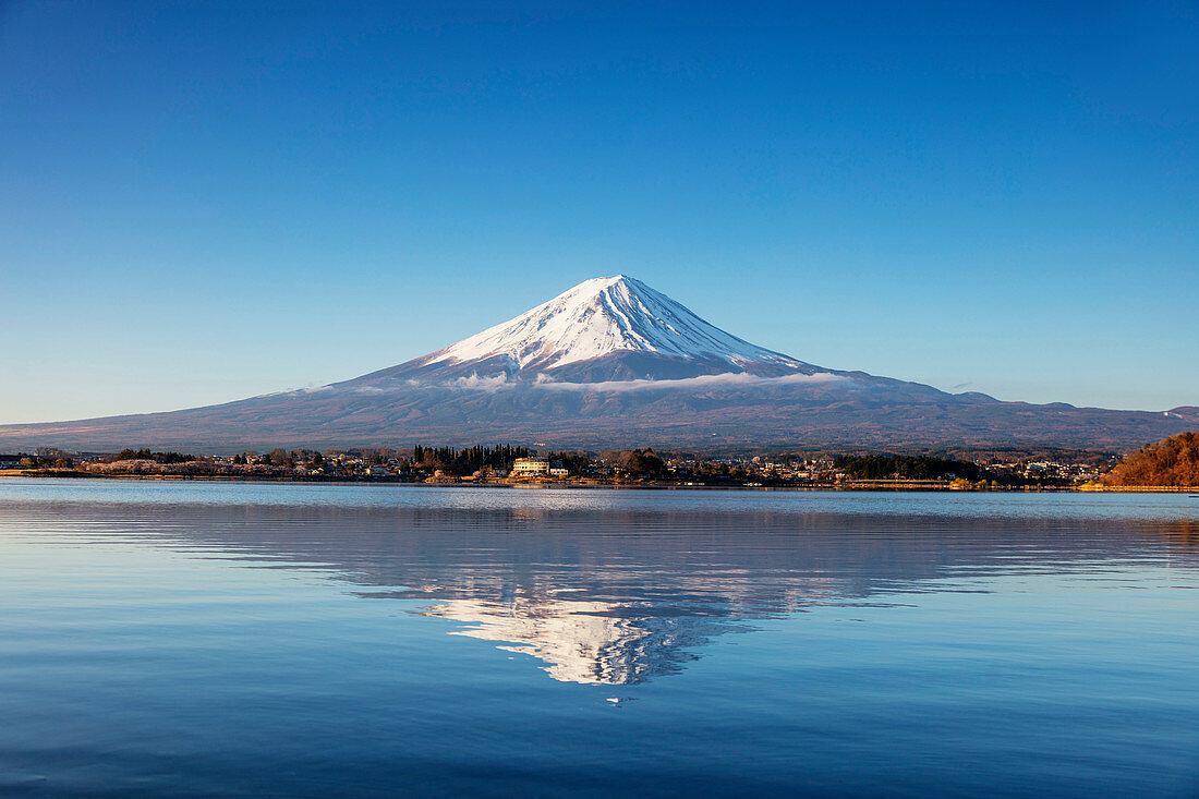 Mount Fuji, 3776 m, UNESCO-Weltkulturerbe, und Kawaguchiko-See, Präfektur Yamanashi, Honshu, Japan, Asien