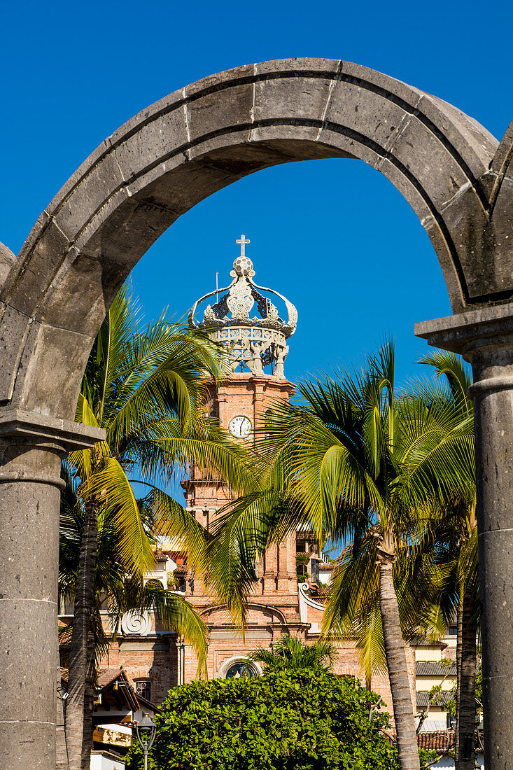 Die Basilika Unserer Lieben Frau von Guadalupe, Blick durch die Malecon-Bögen, Puerto Vallarta, Jalisco, Mexiko, Nordamerika