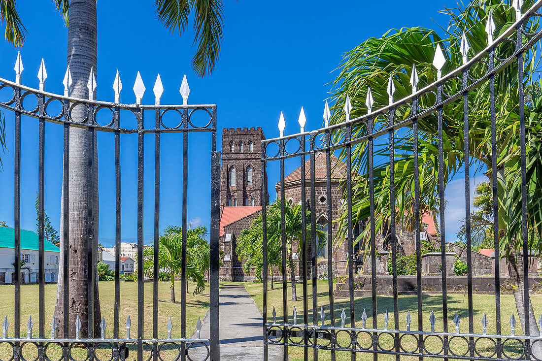 Blick auf St. Georg mit der anglikanischen Kirche St. Barnabas, Basseterre, St. Kitts und Nevis, Westindische Inseln, Karibik, Mittelamerika