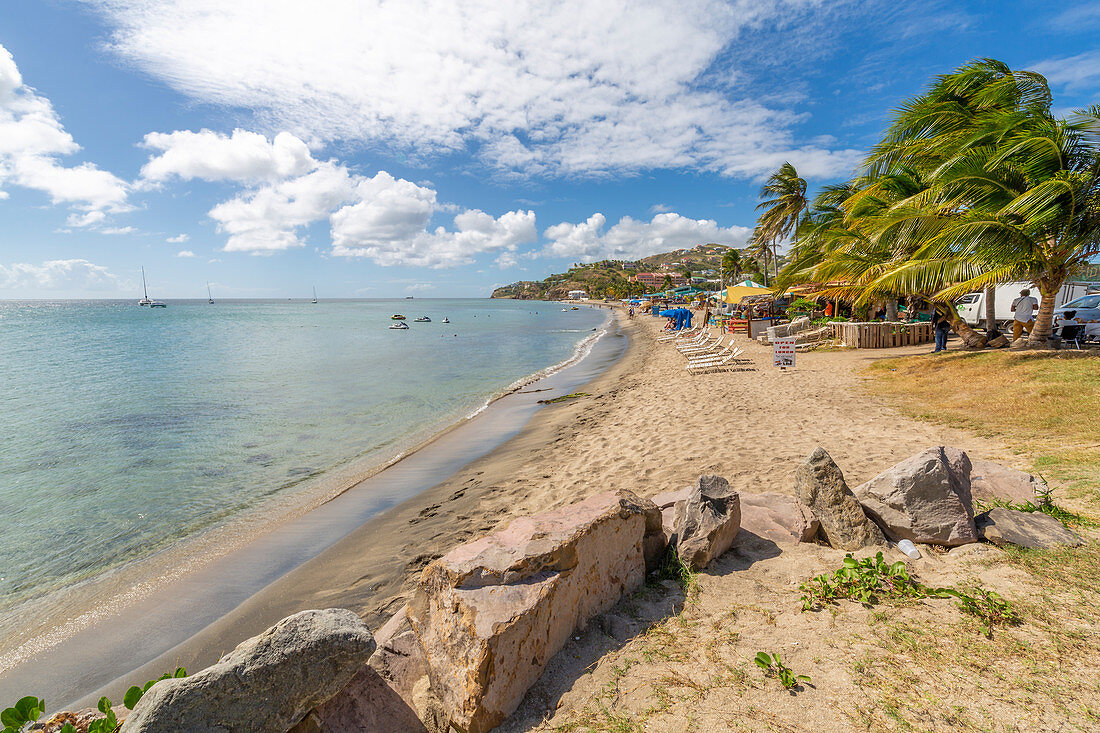 Blick auf den Strand von Fregatte Bay, Basseterre, St. Kitts und Nevis, Westindische Inseln, Karibik, Mittelamerika