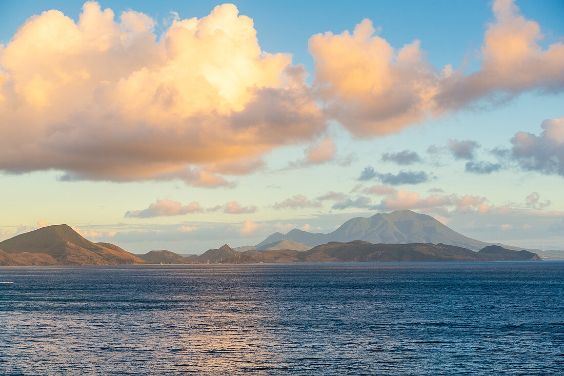 Blick auf Nevis Peak und das Karibische Meer, St. Kitts und Nevis, Westindische Inseln, Karibik, Mittelamerika