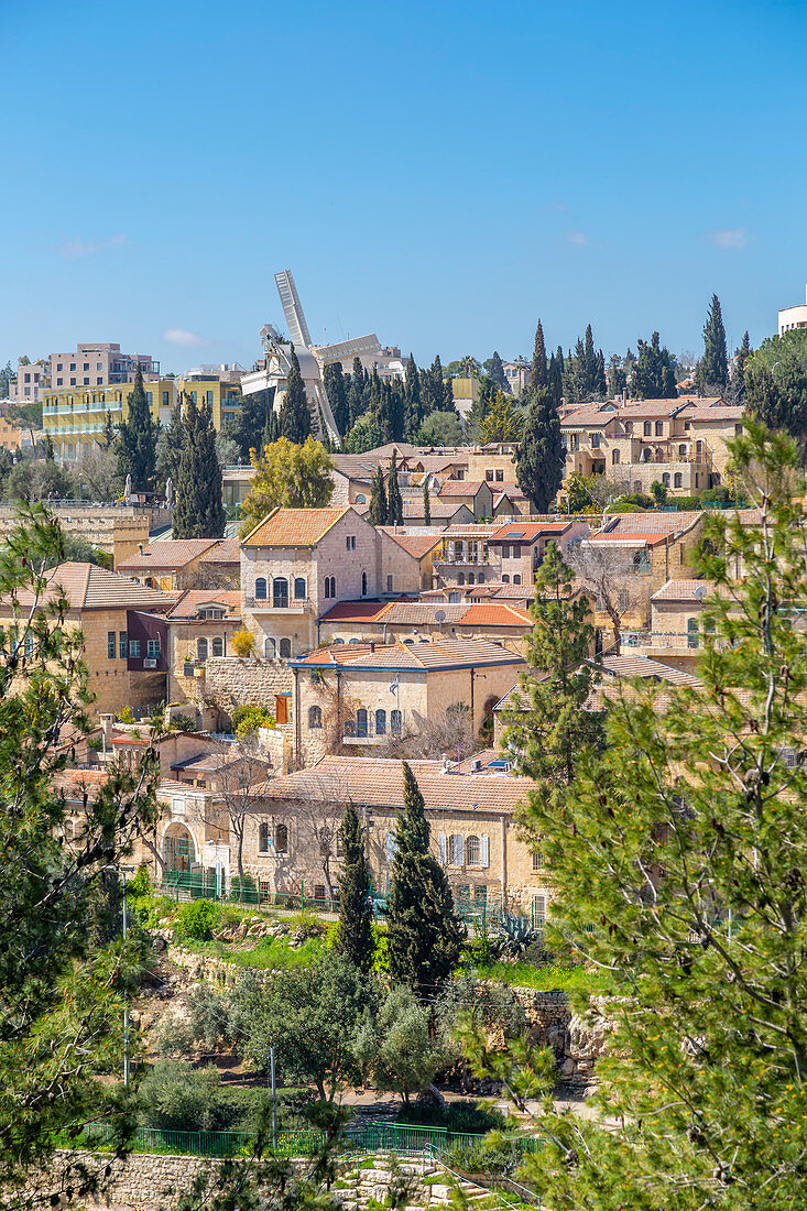 Blick auf die Montefiore Windmühle von der alten Stadtmauer, UNESCO-Weltkulturerbe, Jerusalem, Israel, Naher Osten