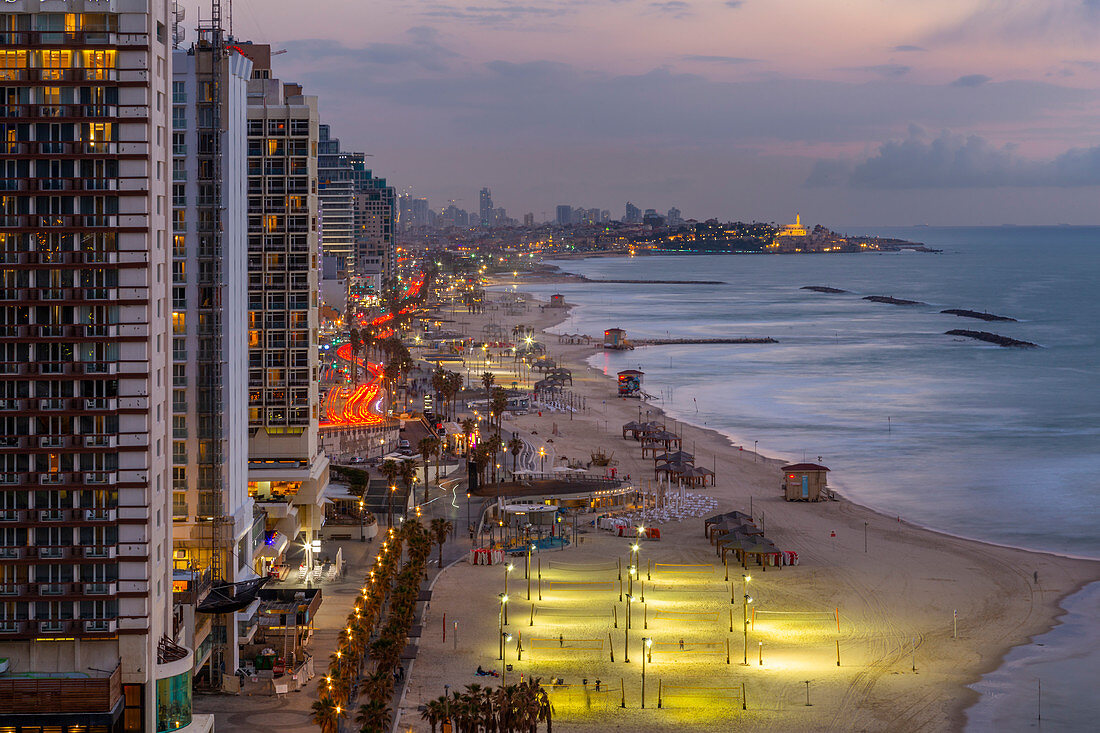 Erhöhter Blick auf die Strände und Hotels in der Dämmerung, Jaffa im Hintergrund, Tel Aviv, Israel, Naher Osten