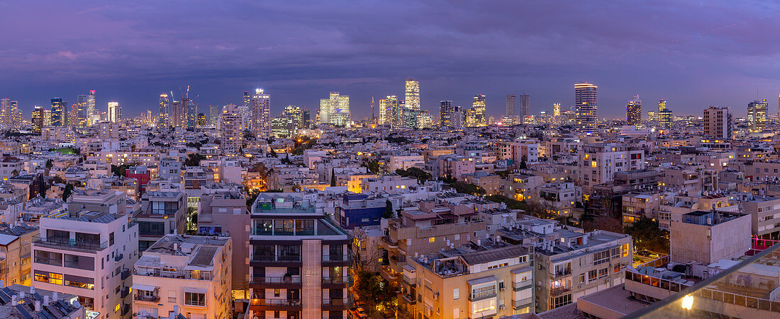 Erhöhter Blick auf die Skyline von Tel Aviv in der Abenddämmerung, Jaffa im Hintergrund, Tel Aviv, Israel, Naher Osten