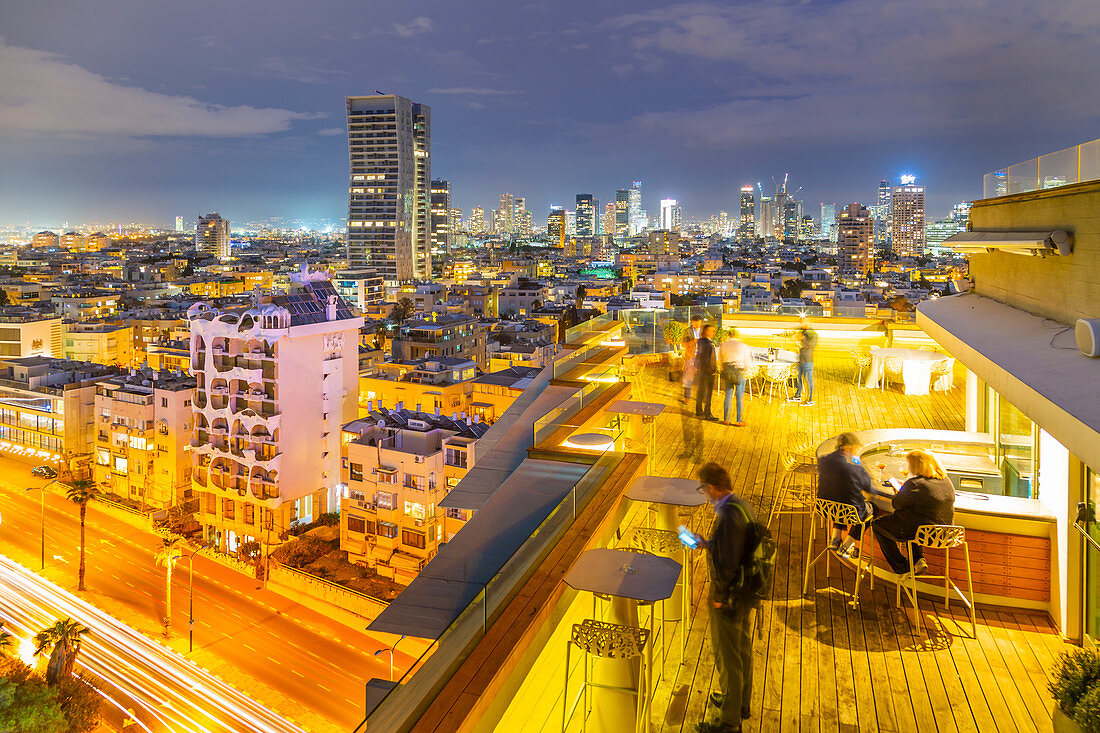 Blick auf die Dachbar des Hotels und die Skyline von Tel Aviv in der Dämmerung, im Hintergrund Jaffa, Tel Aviv, Israel, Naher Osten