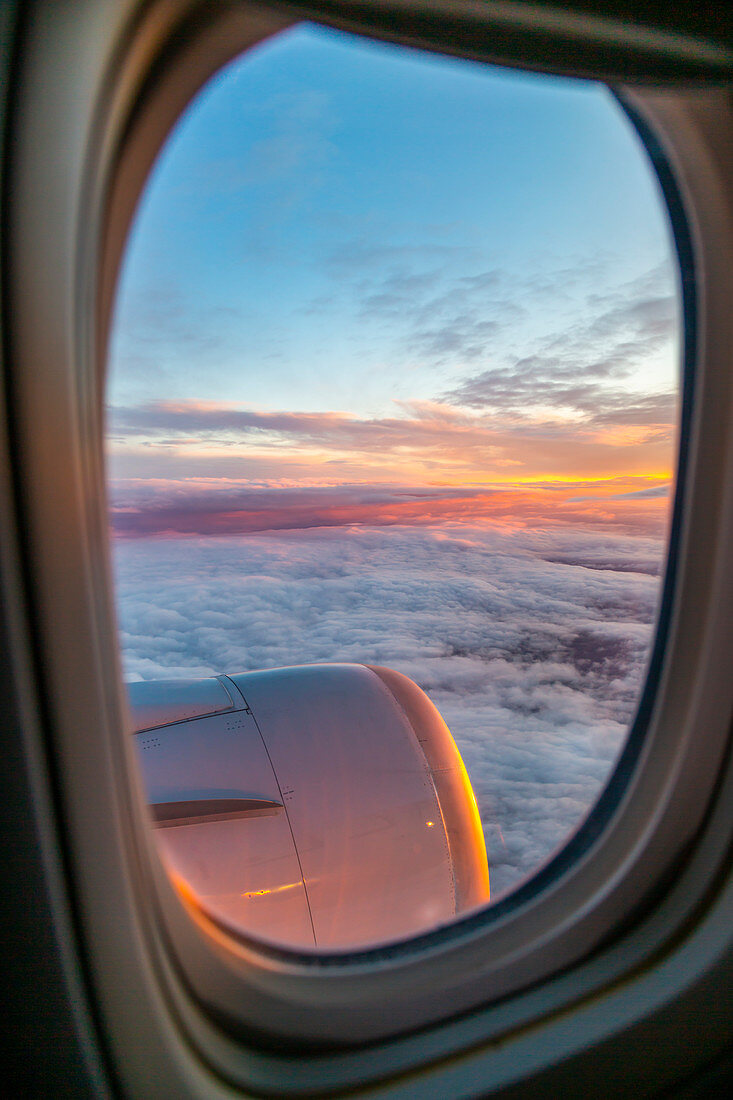 Blick aus dem Flugzeugfenster auf Sonnenaufgang über England, Großbritannien, Europa