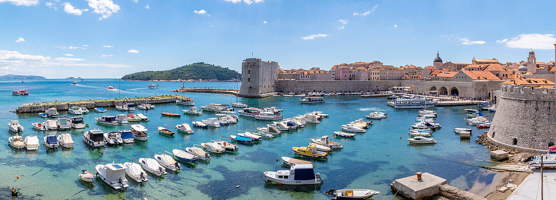 Blick auf den Hafen, die Altstadt von Dubrovnik, UNESCO-Weltkulturerbe und auf die Adria, Dubrovnik, Dalmatien, Kroatien, Europa