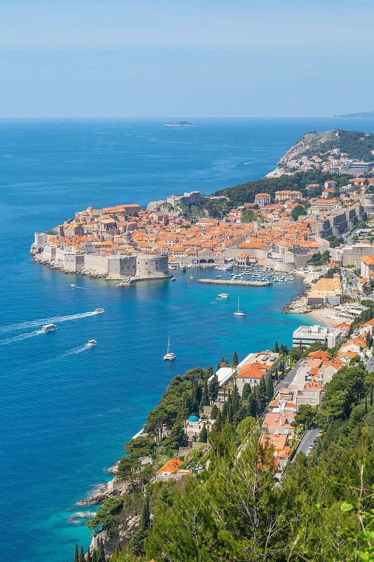 Blick auf die von Mauern umgebene Altstadt von Dubrovnik, UNESCO-Weltkulturerbe, und das Adriatische Meer aus erhöhter Position, Dubrovniker Riviera, Kroatien, Europa
