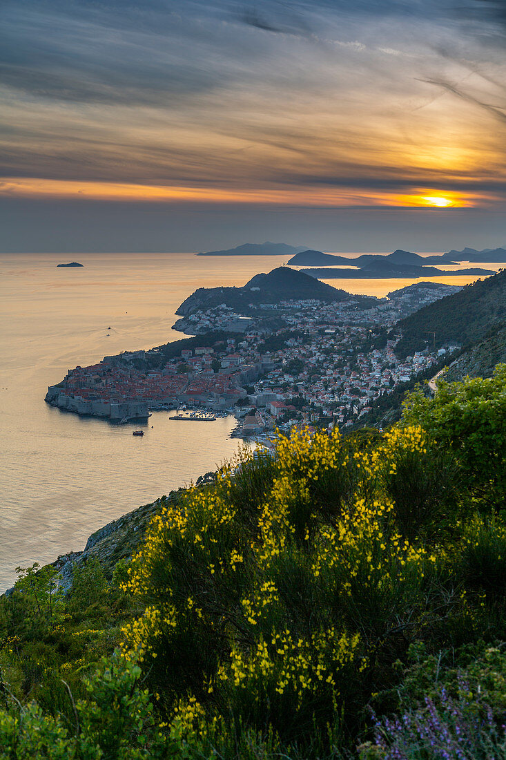Blick auf die von Mauern umgebene Altstadt von Dubrovnik bei Sonnenuntergang, UNESCO-Weltkulturerbe, Dubrovniker Riviera, Kroatien, Europa