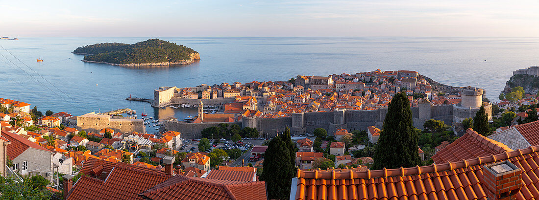 Panoramablick auf die von Mauern umgebene Altstadt von Dubrovnik bei Sonnenuntergang, UNESCO-Weltkulturerbe, Dubrovniker Riviera, Kroatien, Europa