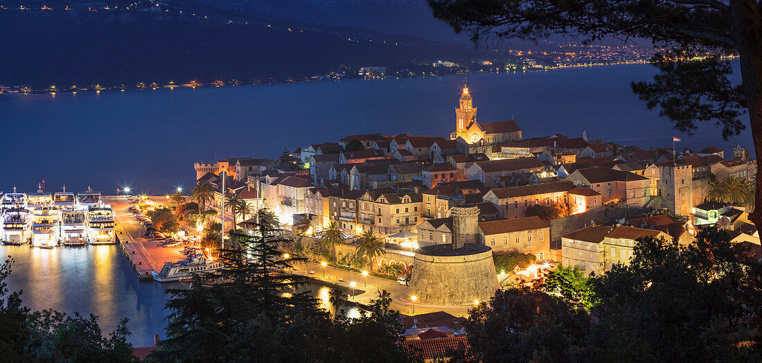 Blick über die Altstadt von Korcula bei Nacht, Insel Korcula, Dalmatien, Kroatien, Europa