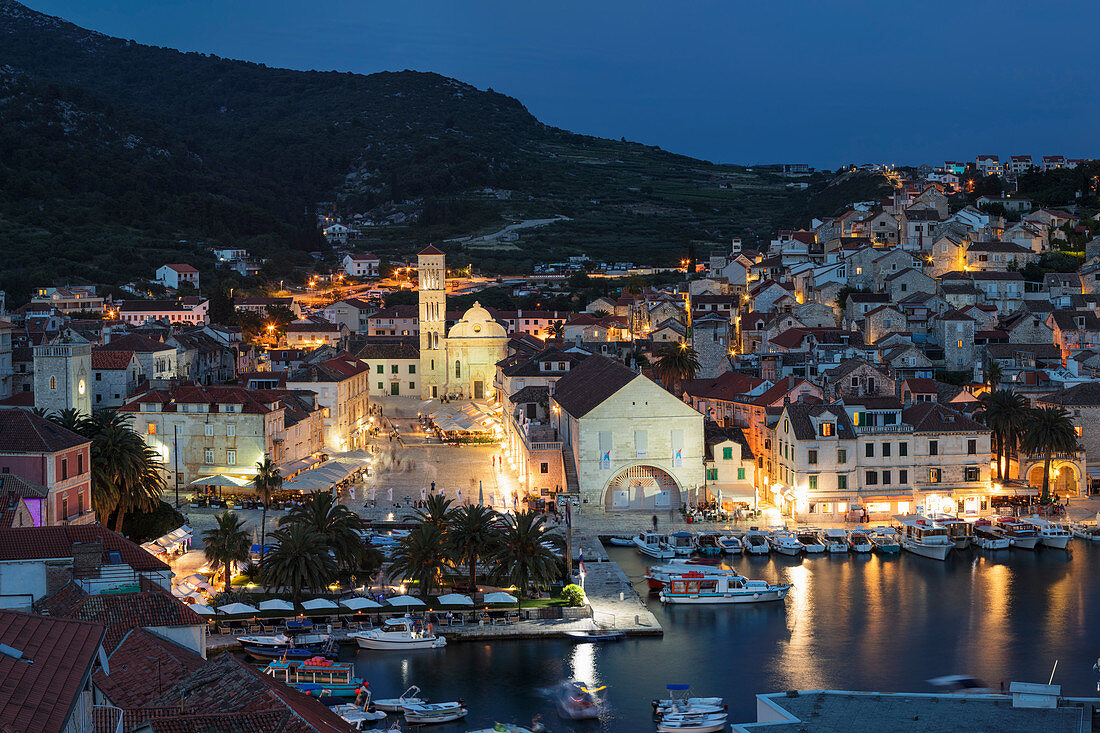 Blick über den Hafen in die Altstadt von Hvar, Insel Hvar, Dalmatien, Kroatien, Europa