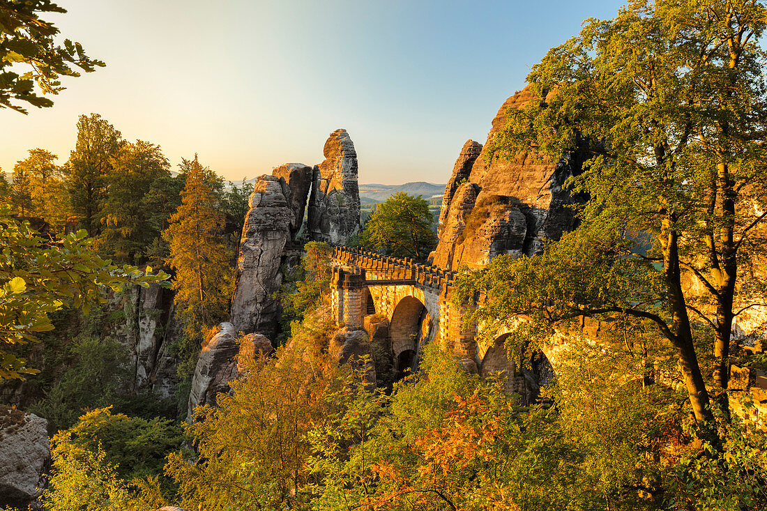 Basteibrücke bei Sonnenaufgang, Elbsandsteingebirge, Nationalpark Sächsische Schweiz, Sachsen, Deutschland, Europa