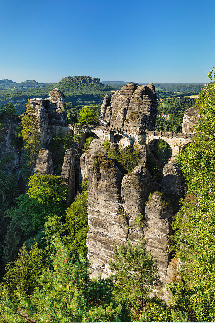 Blick von der Basteibrücke auf den Lilienstein, Elbsandsteingebirge, Sachsen, Deutschland, Europa