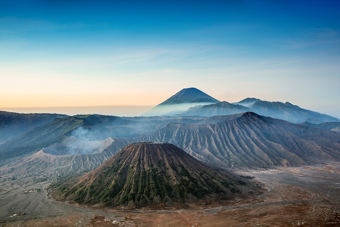 Blick über Vulkangipfel und Lavalandschaften um Mount Bromo im Morgengrauen, Java, Indonesien, Südostasien, Asien