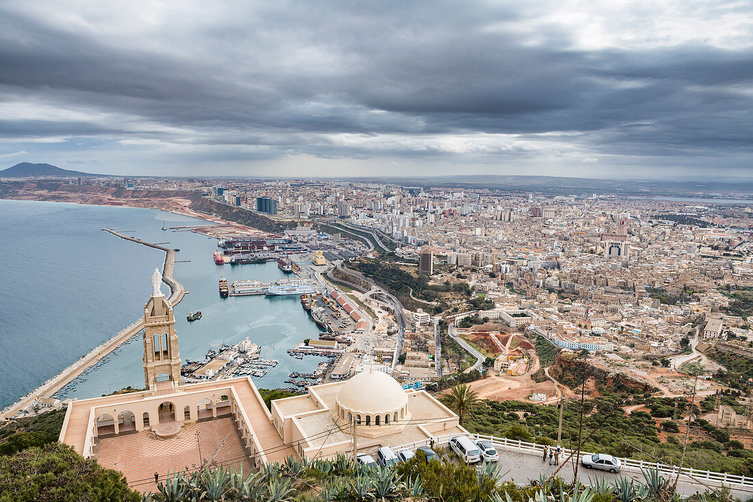 Blick über Oran mit der Kathedrale Santa Cruz im Vordergrund, Oran, Algerien, Nordafrika, Afrika