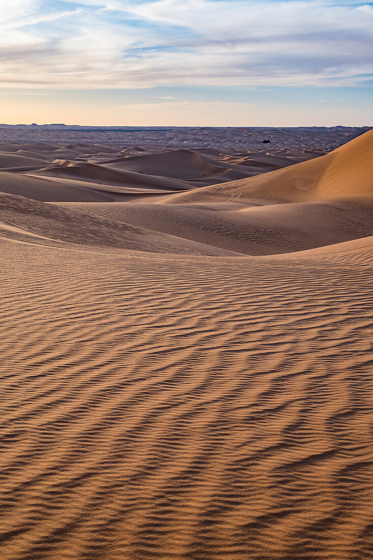 Sunset in the giant sand dunes of the Sahara Desert, Timimoun, western Algeria, North Africa, Africa