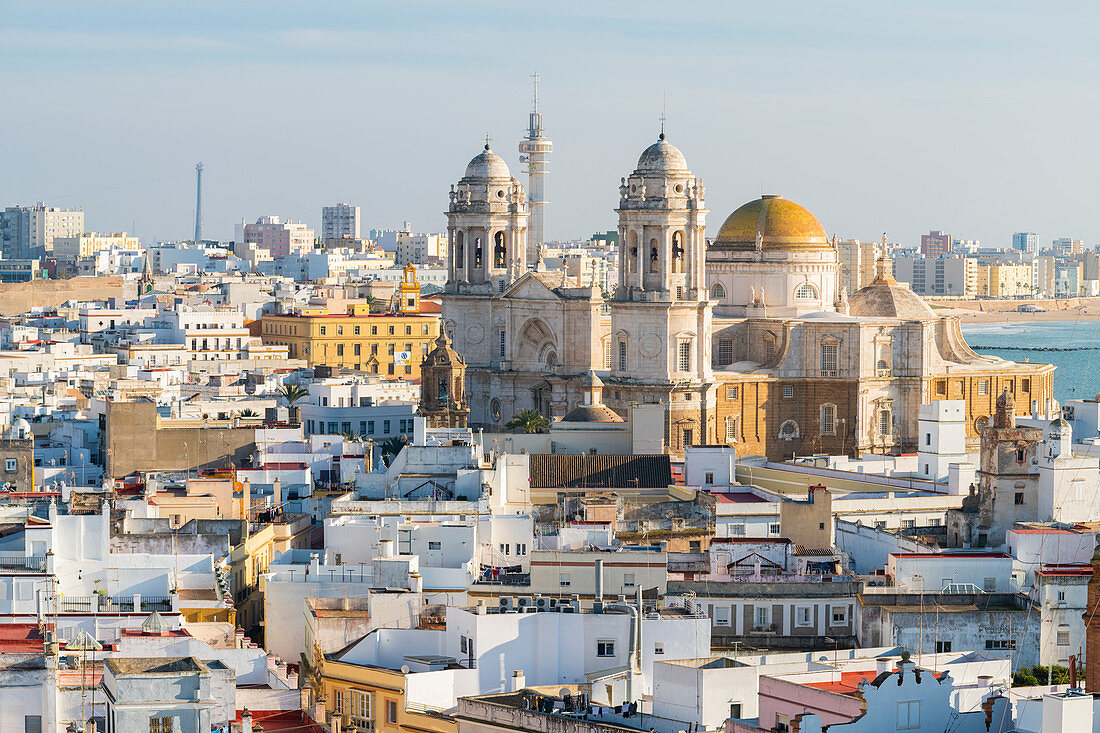 Blick auf die Kathedrale Santa Cruz vom Tavira-Turm aus, Cádiz, Andalusien, Spanien, Europa