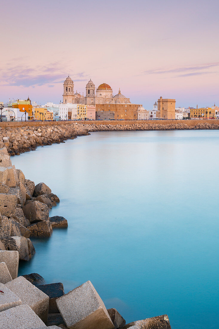 Die Kathedrale von Santa Cruz und das Meer von der Uferpromenade aus, Cádiz, Andalusien, Spanien, Europa