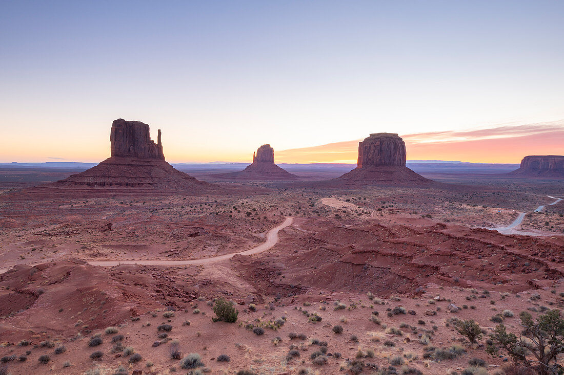 Sandstein Buttes im Monument Valley, Navajo Tribal Park an der Grenze zwischen Arizona und Utah, Vereinigte Staaten von Amerika, Nordamerika