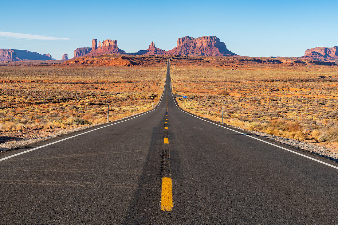 Die Straße, die zum Monument Valley, Navajo Tribal Park an der Grenze zwischen Arizona und Utah, Vereinigte Staaten von Amerika, Nordamerika führt
