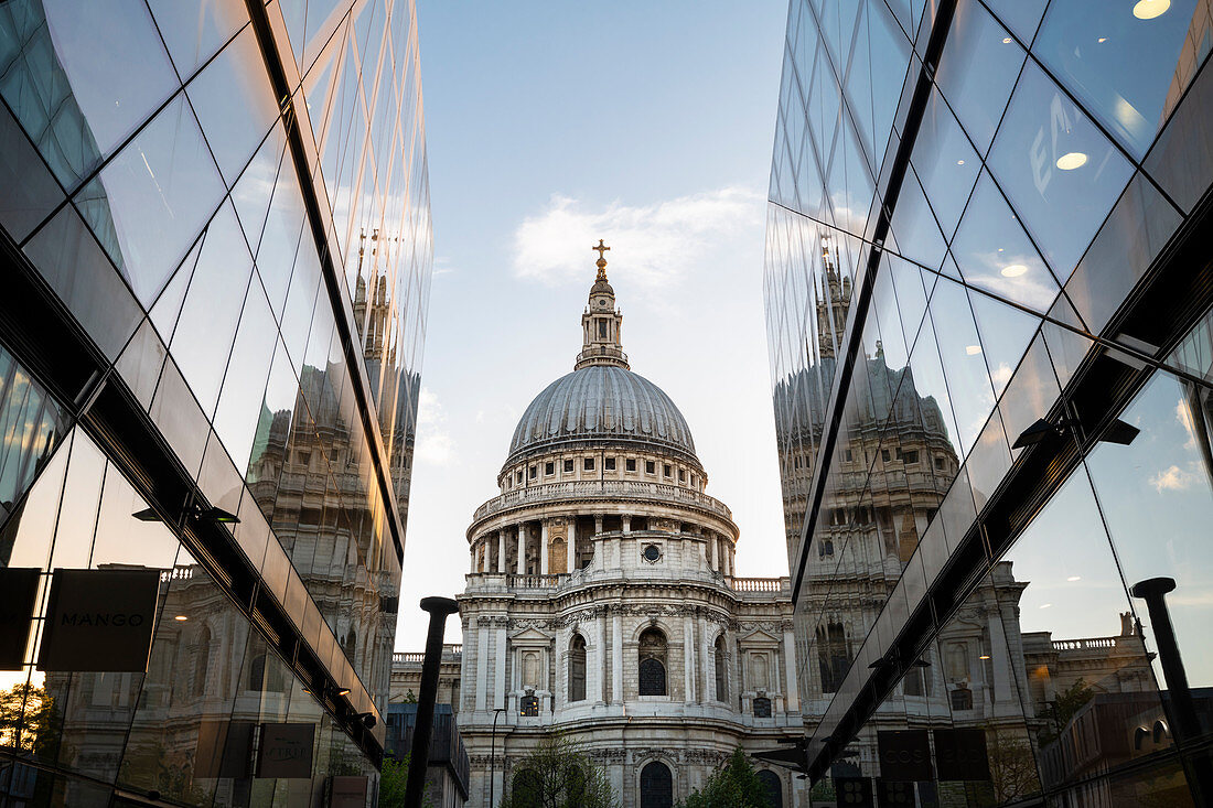 St. Pauls Kathedrale spiegelt sich in den umliegenden Gebäuden, London, England, Großbritannien, Europa