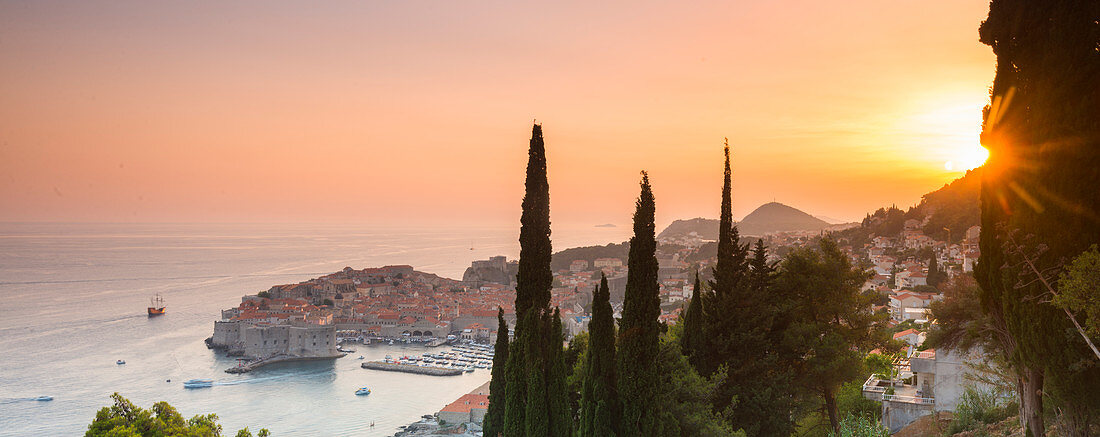 Sonnenuntergang über der Altstadt, UNESCO-Weltkulturerbe, Dubrovnik, Kroatien, Europa