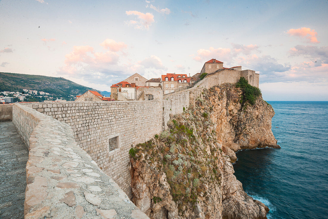 Blick auf die Altstadt von der Stadtmauer, UNESCO-Weltkulturerbe, Dubrovnik, Kroatien, Europa