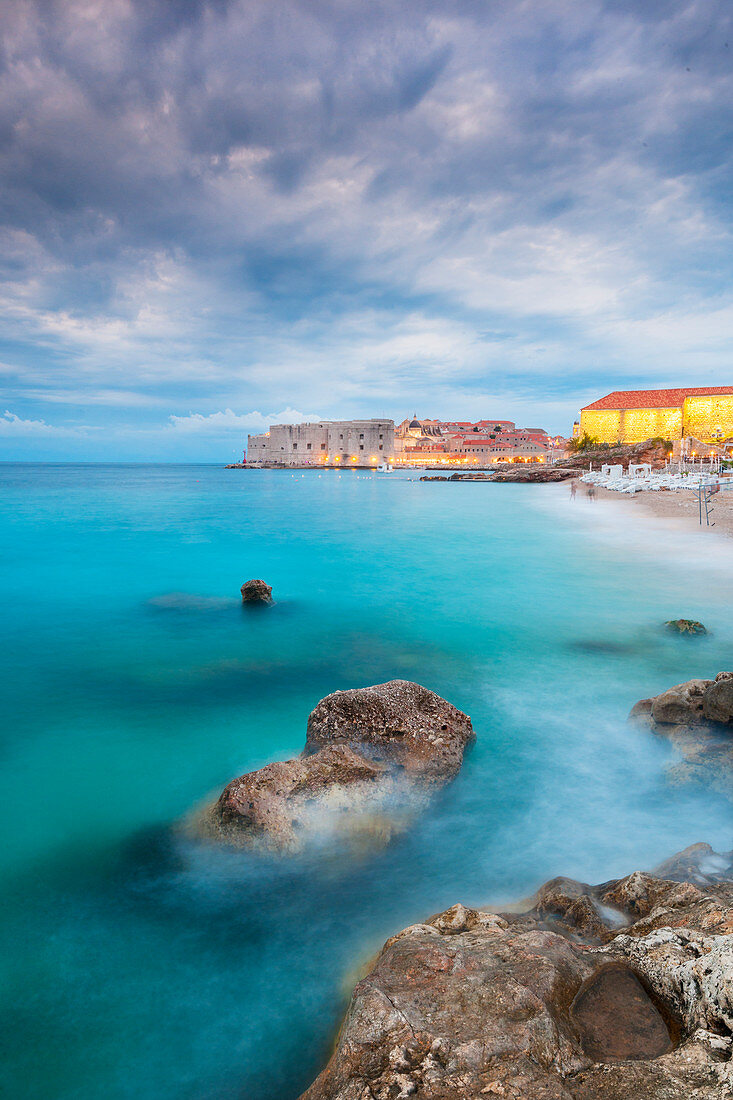 Stürmische Wolken über Banja-Strand, Dubrovnik, Kroatien, Europa