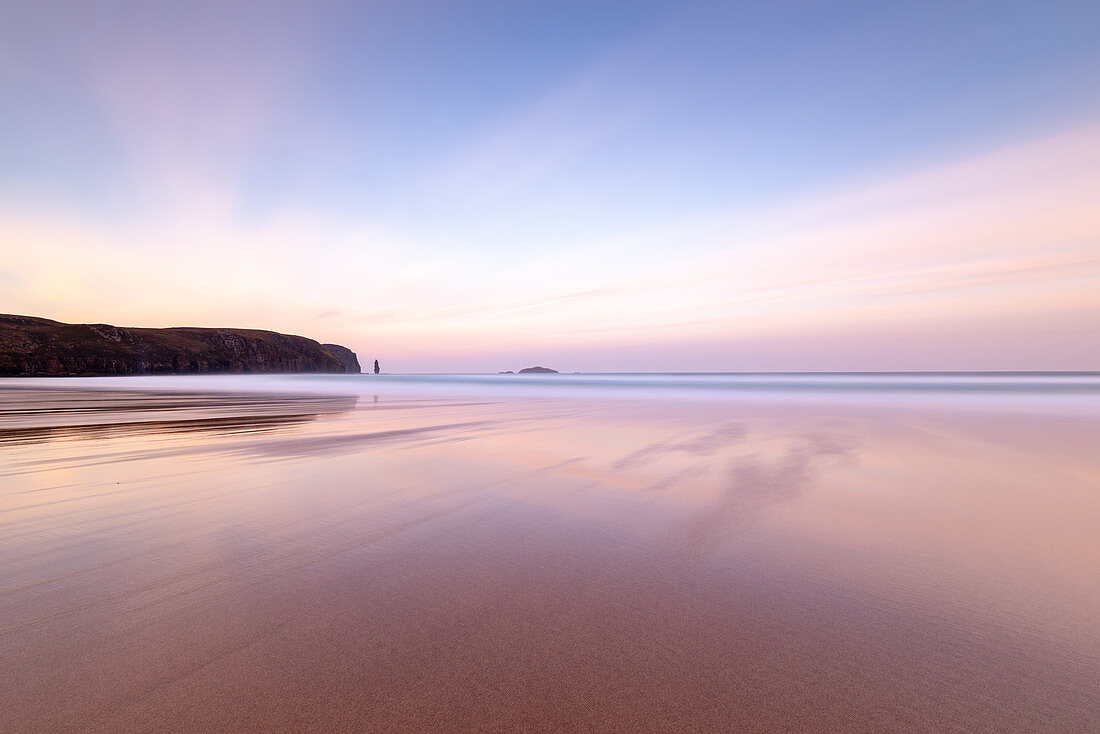 Sandwood Bay bei Sonnenaufgang, mit Am Buachaille Brandungspfeiler in der Ferne, Sutherland, Schottland, Vereinigtes Königreich, Europa