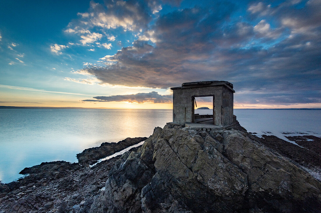 Die alten Verteidigungsanlagen in Brean Down Fort, Brean Down, mit Bristol Channel und Steep Holm Island in weiter Ferne, bei Sonnenuntergang, Somerset, England, Vereinigtes Königreich, Europa