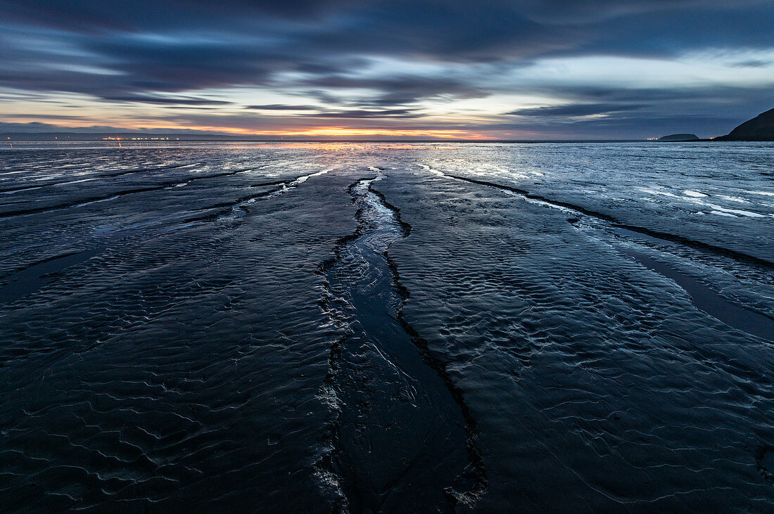 Strand von Brean, Schlamm und der Bristolkanal bei Sonnenuntergang, Somerset, England, Vereinigtes Königreich, Europa