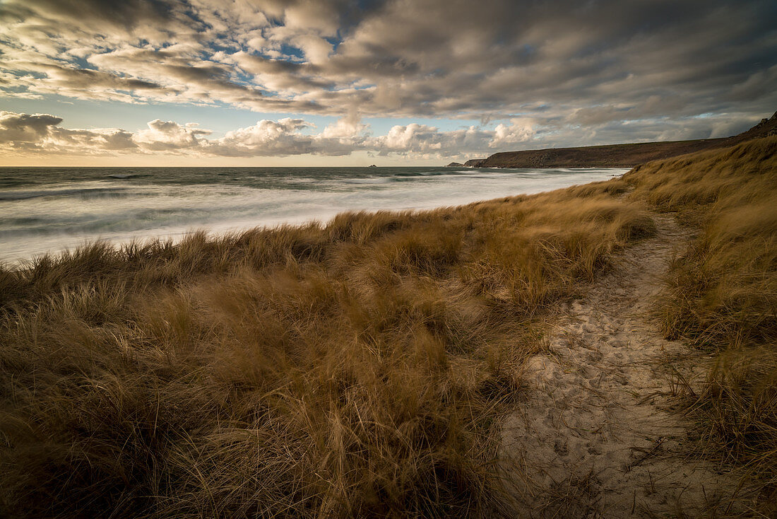 Sennen Beach am frühen Abend, mit Brissons und Cape Cornwall weit entfernt, Sennen, Cornwall, England, Großbritannien, Europa