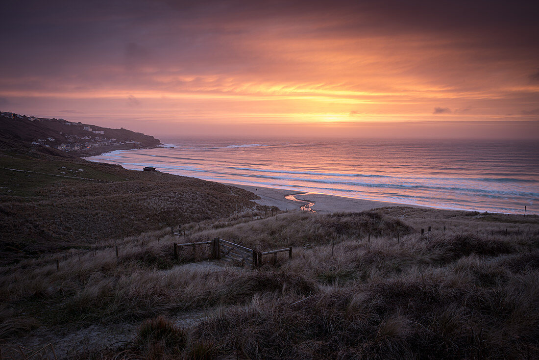 Sennen Beach bei Sonnenuntergang, Sennen, Cornwall, England, Großbritannien, Europa