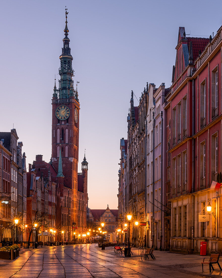 Dlugi Targ Street mit Blick auf den Glockenturm des Museums bei Nacht, Danzig, Polen, Europa