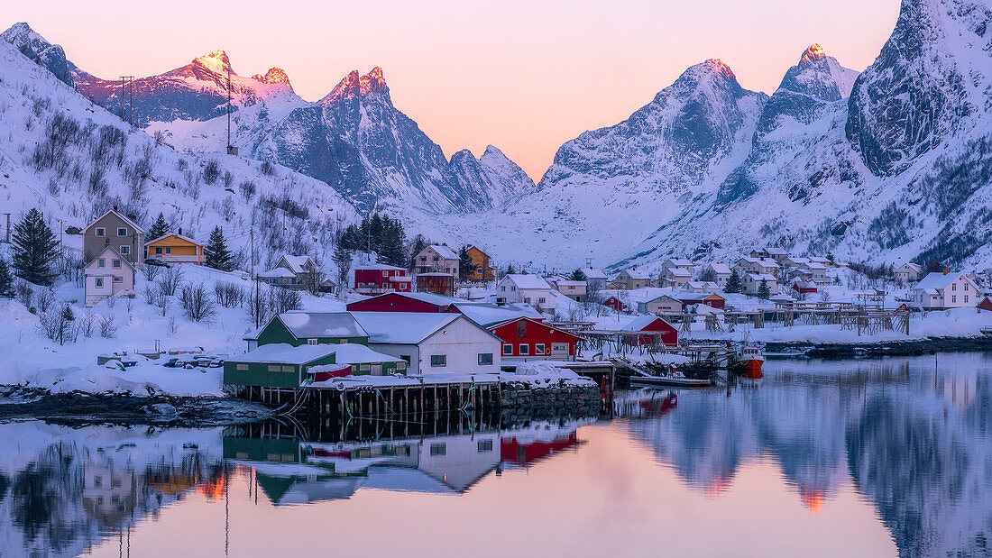 Reine Fischerdorf im Winter, Reinefjord, Moskenesoya, Lofoten, Arktis, Norwegen, Europa