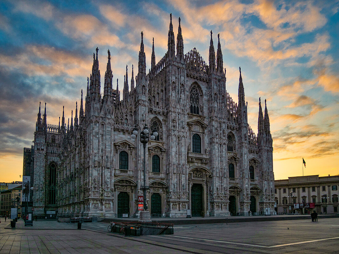 Kathedrale St. Maria der Geburt Christi (Dom) bei Sonnenaufgang, Mailand, Lombardei, Italien, Europa