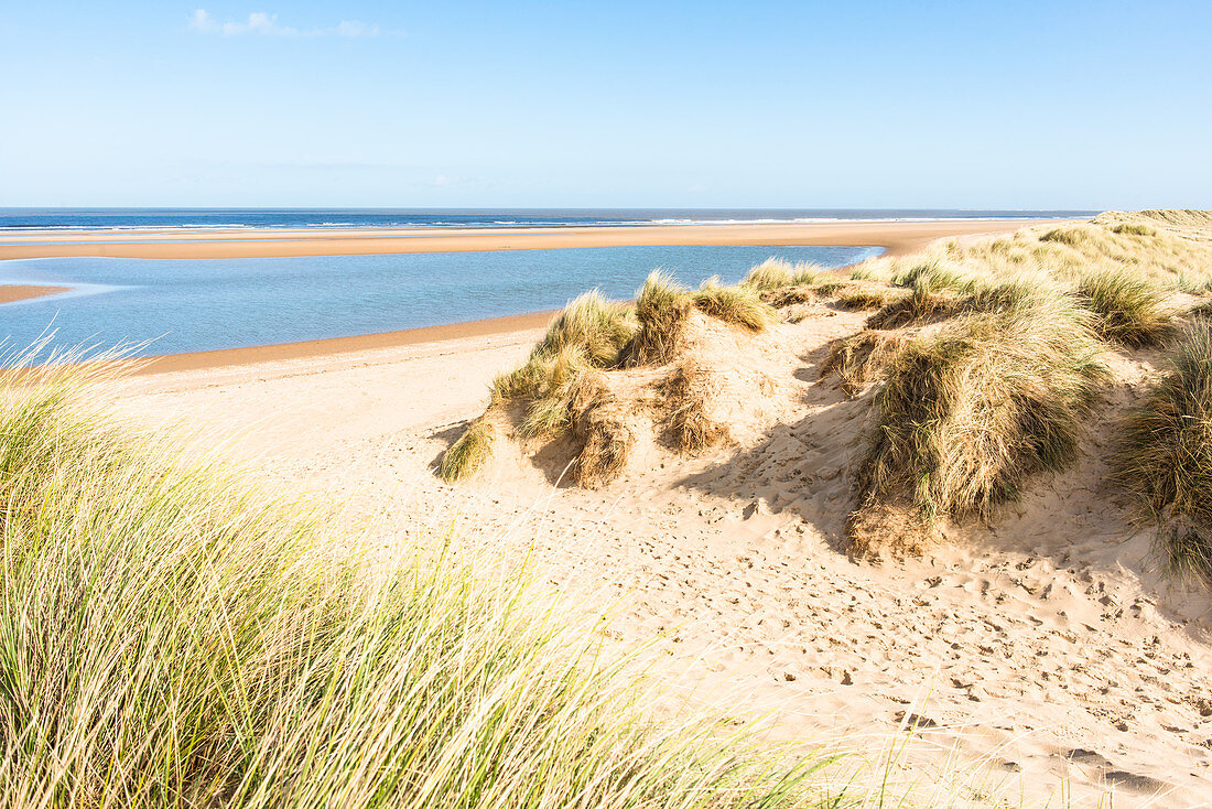 Sanddünen auf Nord-Norfolk-Pfad bei Holkham Bay, Norfolk, Ostanglien, England, Vereinigtes Königreich, Europa