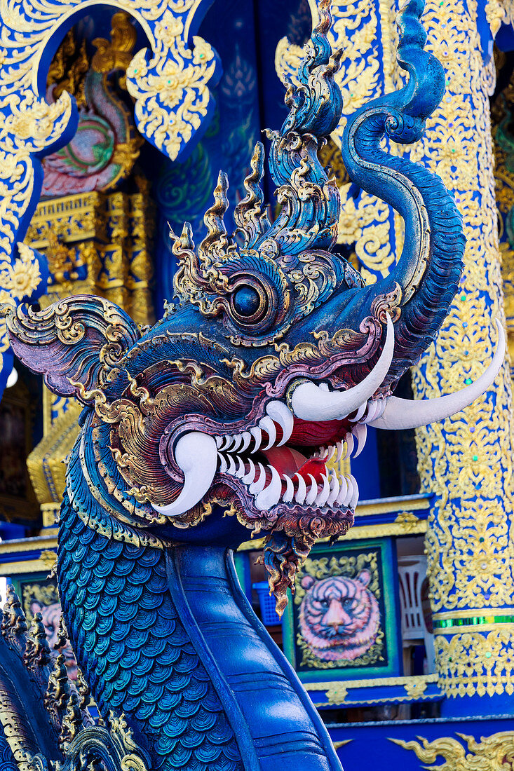 Naga Kopf bei Wat Rong Suea Ten (Blauer Tempel) in Chiang Rai, Thailand, Südostasien, Asien