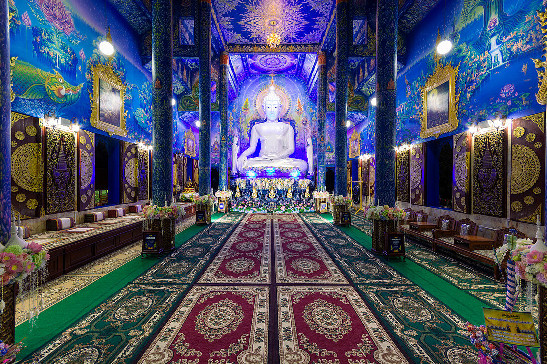 Buddha-Statue innerhalb Wat Rong Suea Ten (Blauer Tempel) in Chiang Rai, Thailand, Südostasien, Asien