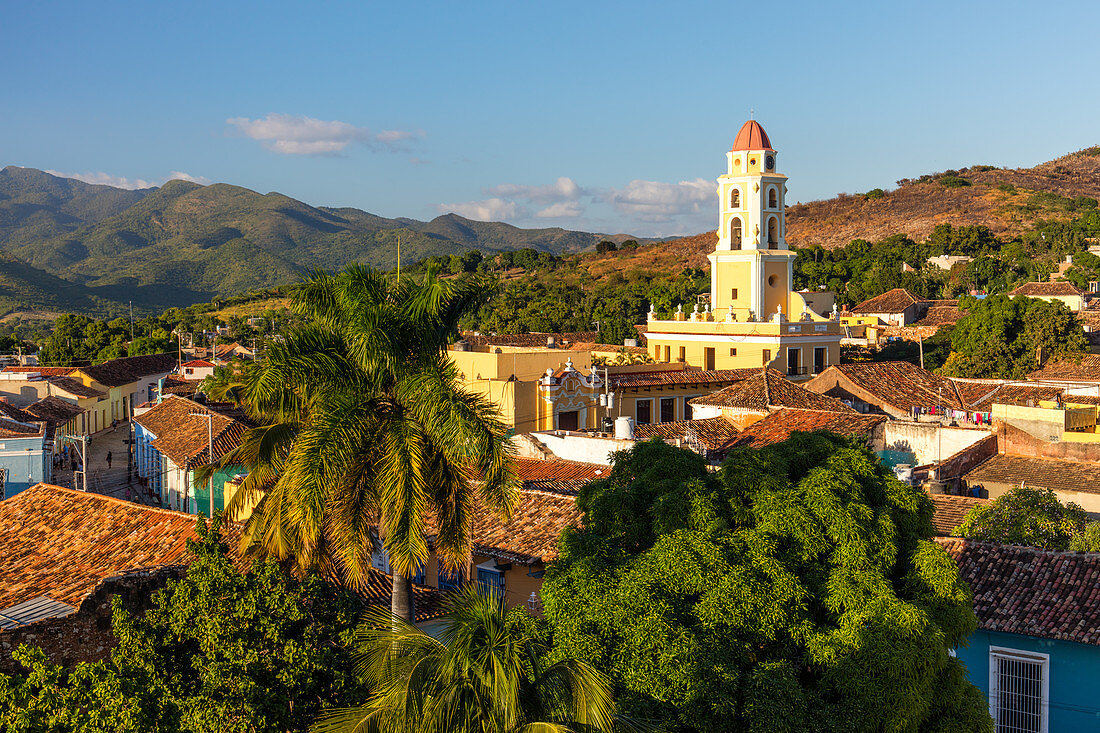 Blick auf Glockenturm und Trinidad, UNESCO-Weltkulturerbe, Sancti Spiritus, Kuba, Westindische Inseln, Karibik, Mittelamerika