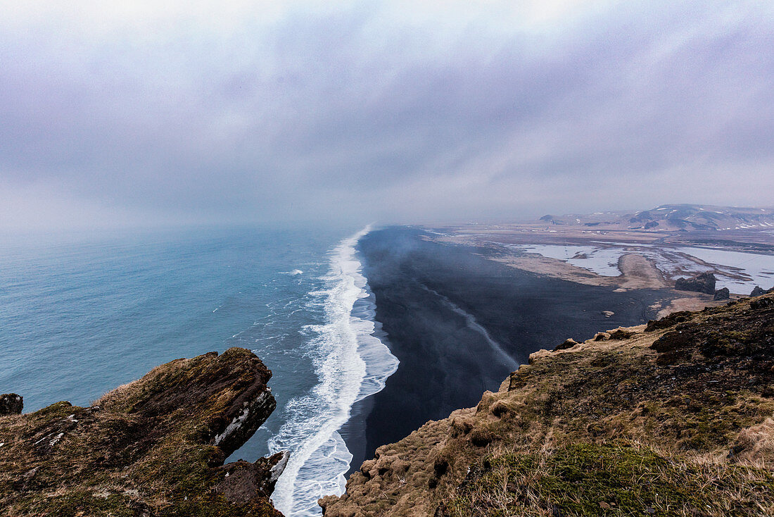 Reynisfjara, ein schwarzer Sandstrand an der Südküste Islands, Polarregionen